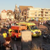 Man onwel op strand nabij de zeilvereniging